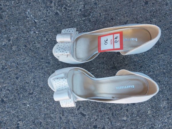 Ladies cream heels.Size 3.New