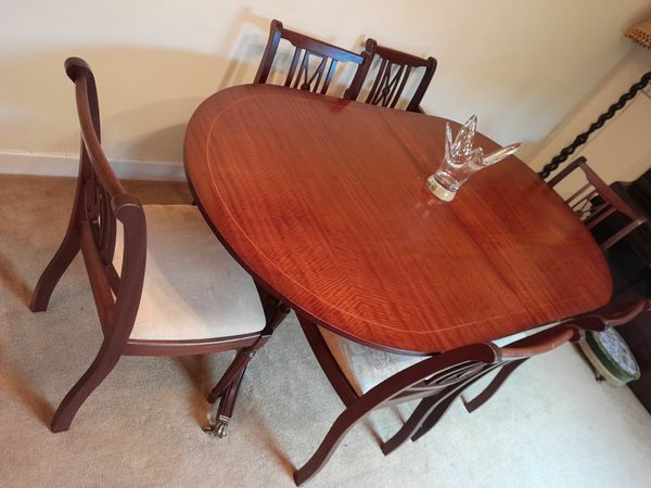 Mahogany Dining Room table + 6 chairs