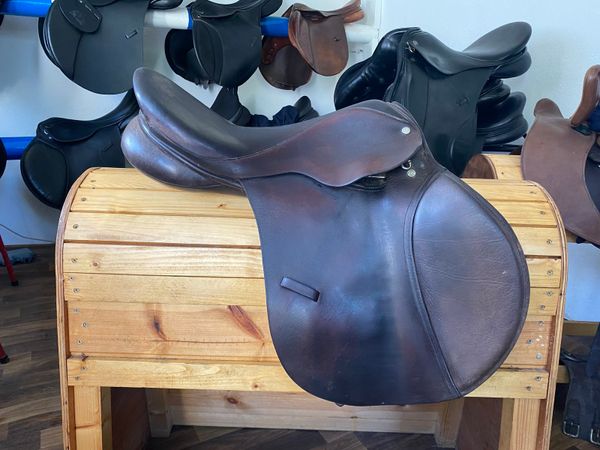 Berney brothers saddle with jumping blocks