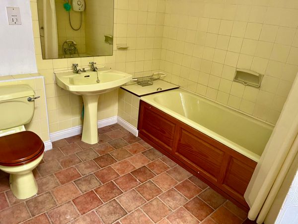 Retro 70’s bathroom set - bath - sink - toilet