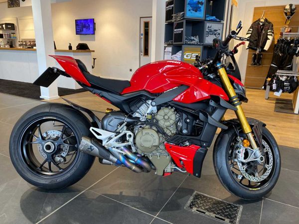 2021 Ducati Streetfighter V4S - Full Akra System!