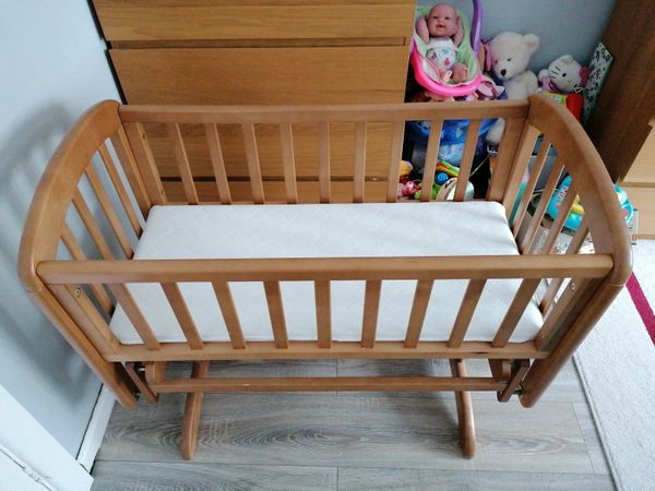 Rocking cot bed