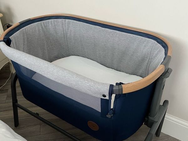 Maxi Cosi Next to me crib in Navy with wooden trim