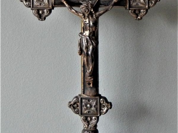 Metal crucifix