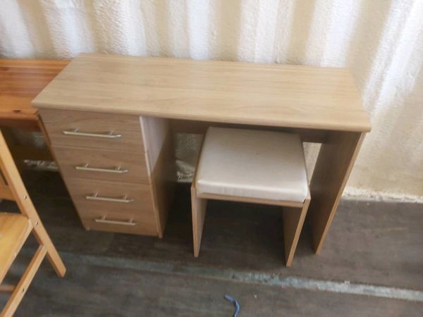 Oak desk with matching stool in excellent conditio