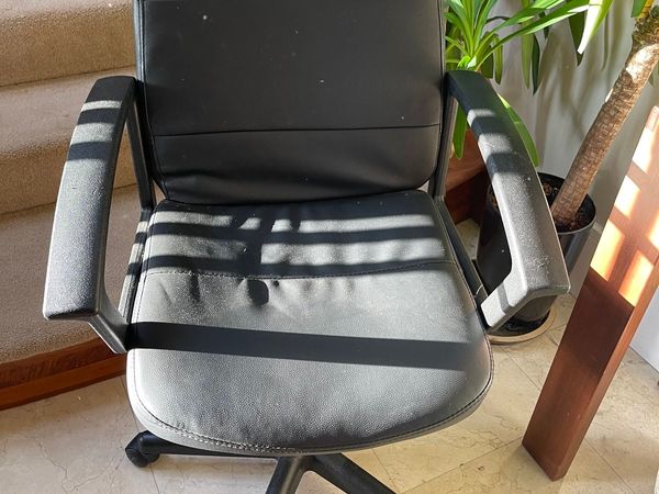 Classy Black Leather Office Or Study Swivel Chair