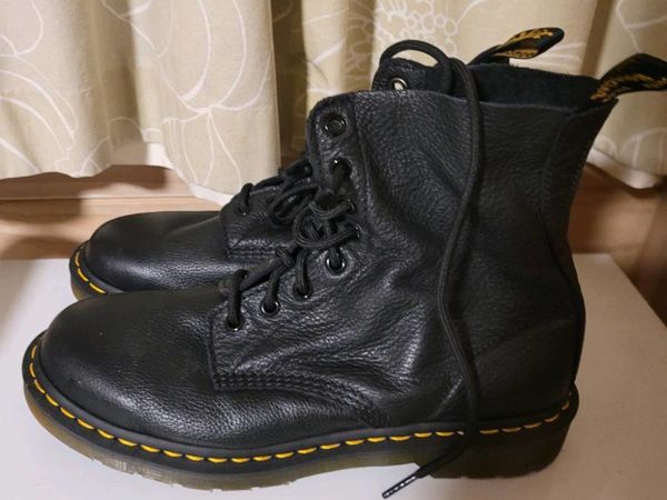 Dr Martens 1460 Pascal 8 eye boots