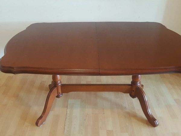 Quality mahogany extendable dining table