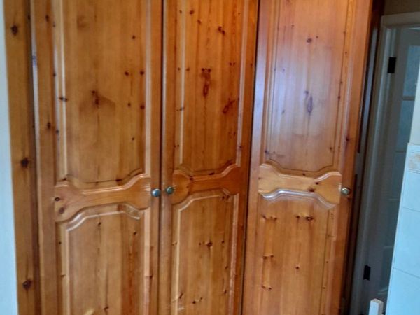 4 cupboard/living room Press doors