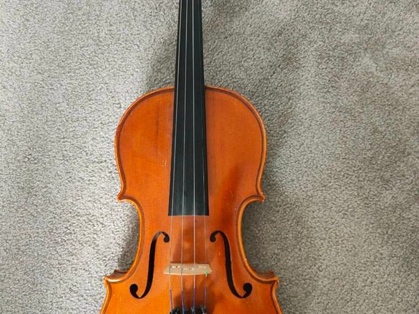 Violin size 4/4 with carbon fibre bow