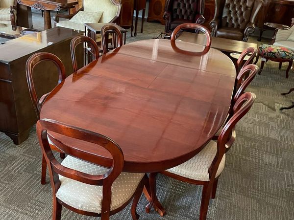 Stunning mahogany extendable dining room table and 8 chairs
