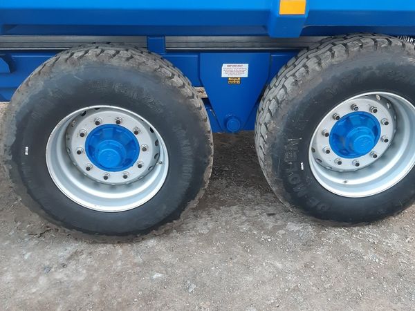 Dump trailer wheels