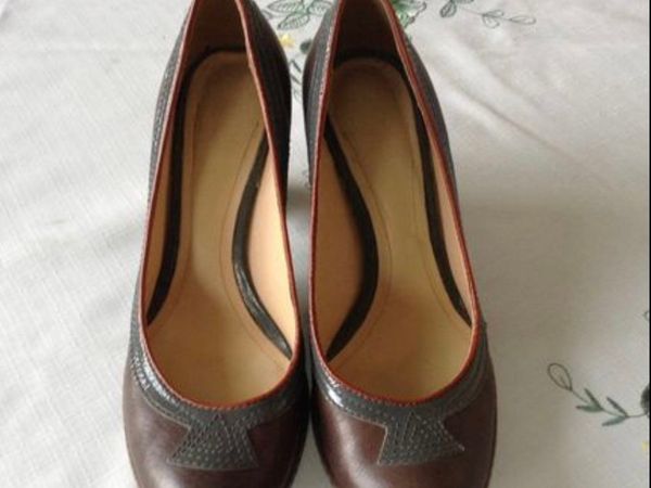 Ladies Clark’s leather shoes size 5.5 €10