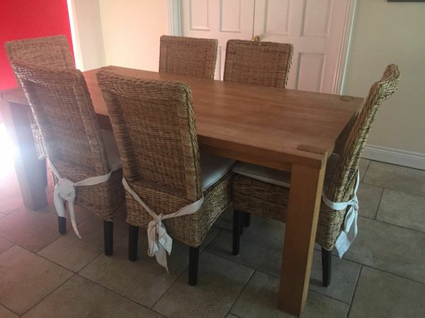 Table and 6 chairs. Very good condition!