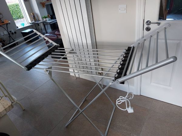 Electric heated clothes airer