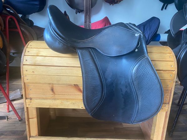 Wide black leather saddle general purpose