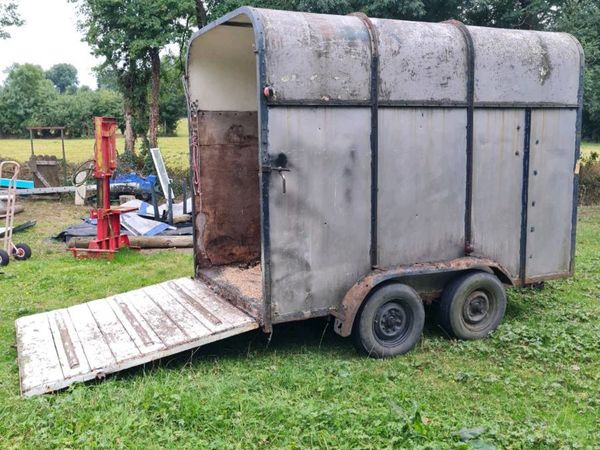 10x5 foot 6 inch by 7 foot height horse trailer