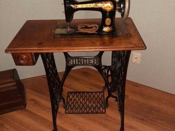 Singer sewing machine for sale in Galway for €275 on DoneDeal