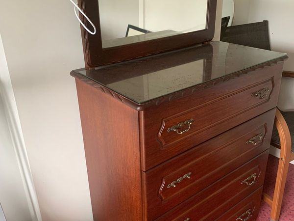 Bedroom drawer unit with mirror