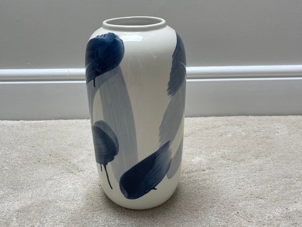 Carraig Donn navy & cream ceramic vase