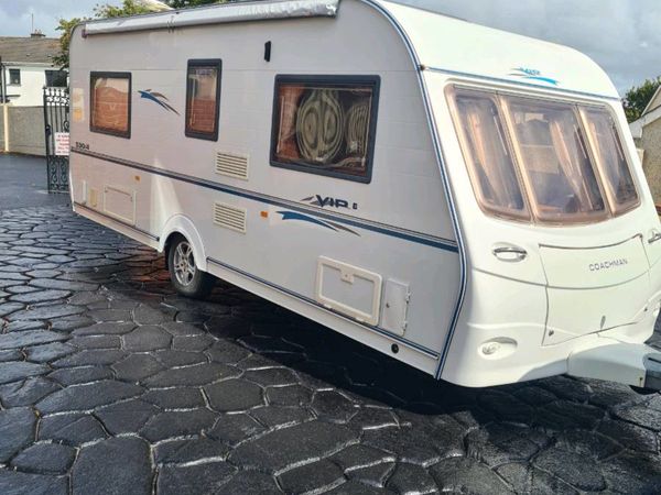 Fixed bed coachman VIP 530/4 with awnings