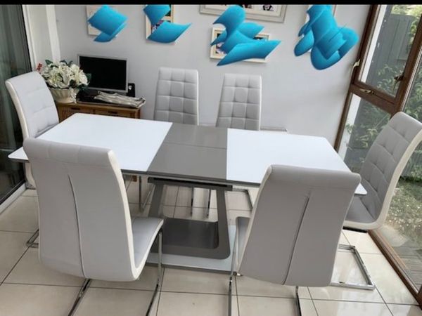 Main picture table and 6 chairs €995