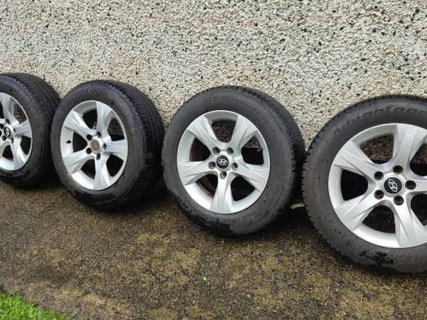 16" Hyundai alloys, 114.3 , very good tyres
