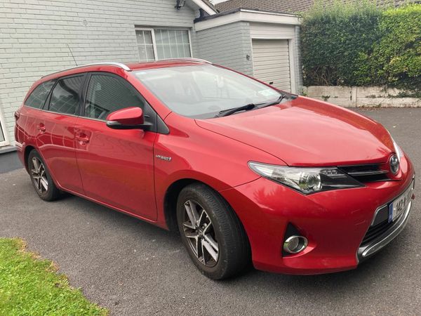 Toyota Auris Estate, Petrol Hybrid, 2014, Red