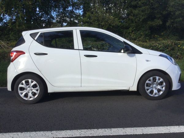 Hyundai i10 Hatchback, Petrol, 2016, White