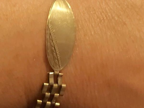 9karat solid gold large gate bracelet