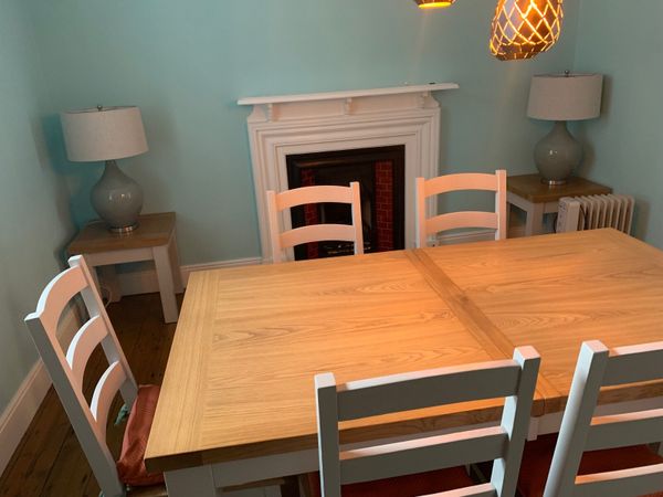 Extendable Table x8 chairs Never Used