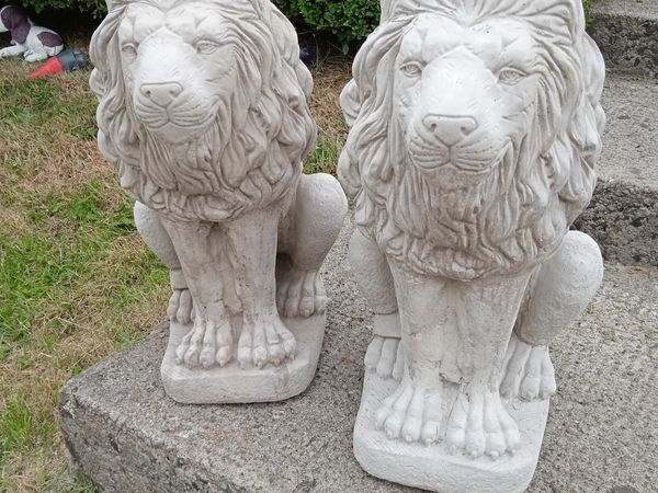 Large Lion Statues - Guarding Pose x 2