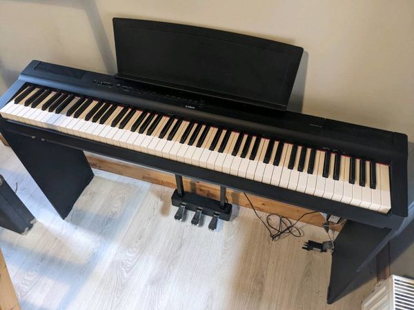 Yamaha P-125 with pedals and stand