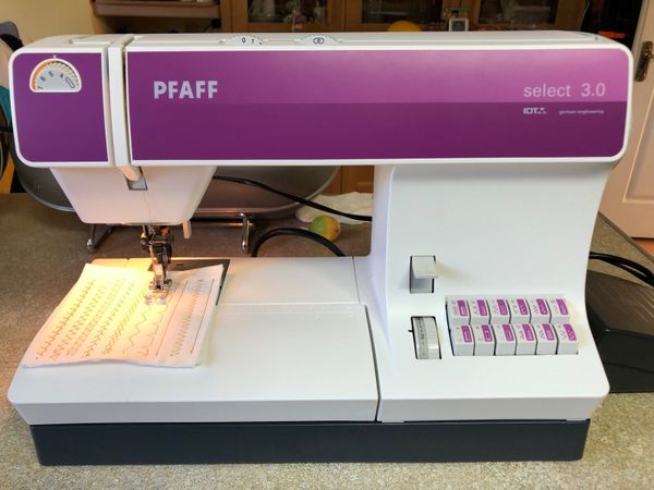 Pfaff Select 3.0 Sewing machine with IDT and hard case