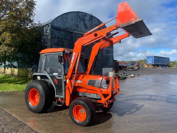Kubota Compact Tractor with Front Loader