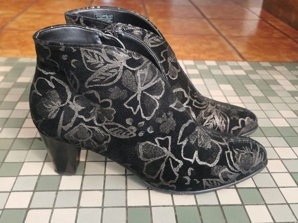 Beautiful patterned Ara Ankle Boots, size 8 (42) worn once