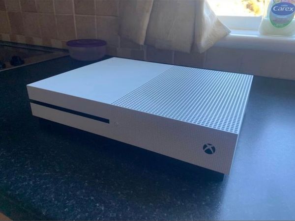 Xbox one S 1tb with controller and game.