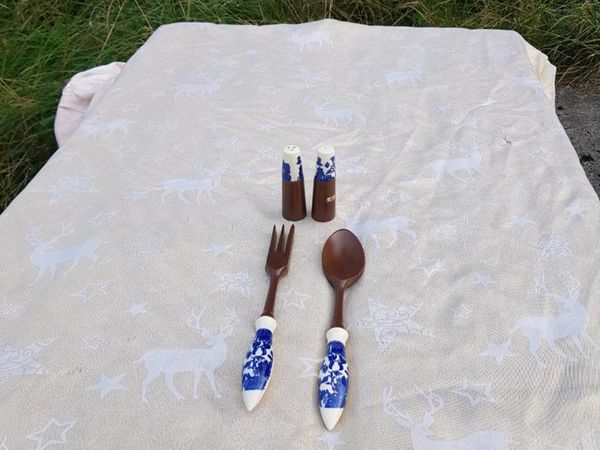 Blue willow style service cutlery