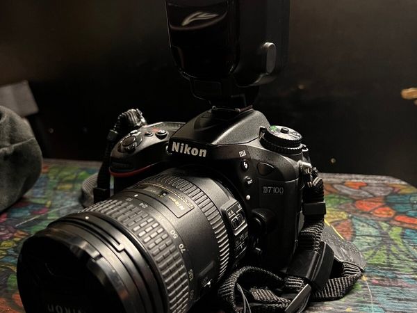 Nikon D7100 Bundle - DSLR Camera 100% Condition