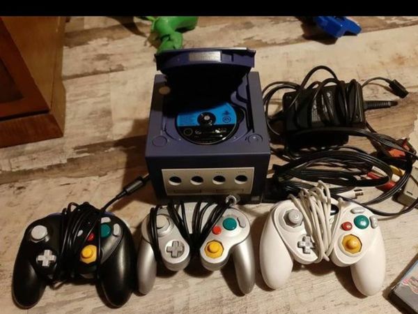 Gamecube console with all cables, 3 controllers