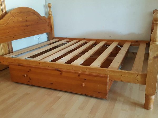 Pine quility king bed with storages