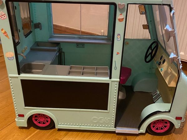 Ice cream truck with lights and sounds