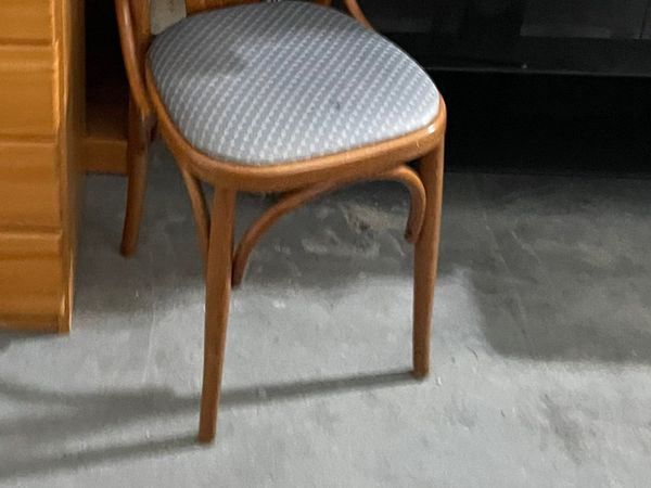 Single chair with arm rest