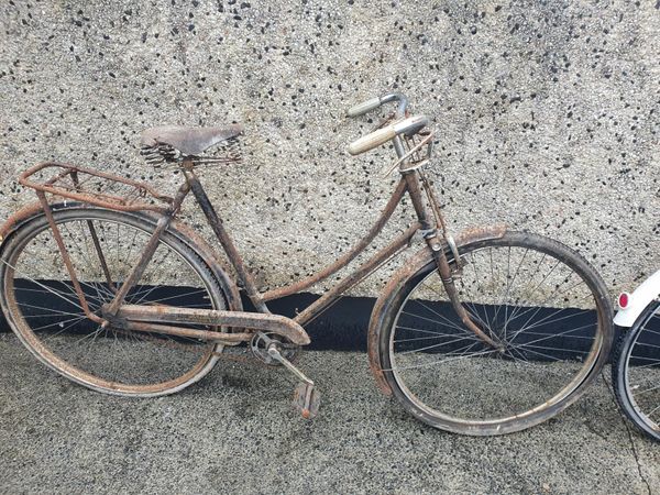 Vintage raleigh high nelly bike