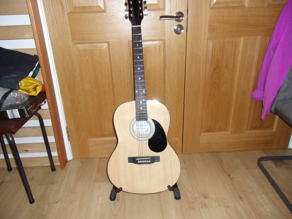 GUITAR WITH STAND