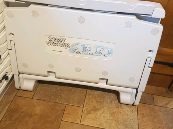 Wall mounted baby changing table