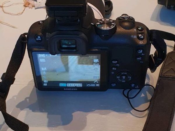 Samsung NX5 Mirrorless Digital Camera Kit