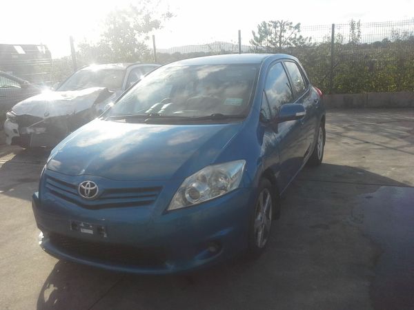 Toyota Auris 1.3 petrol 6 speed for breaking (2010