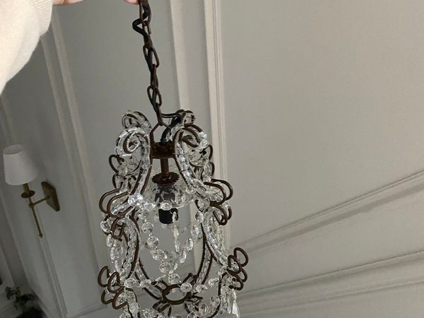 2 chandelier lights