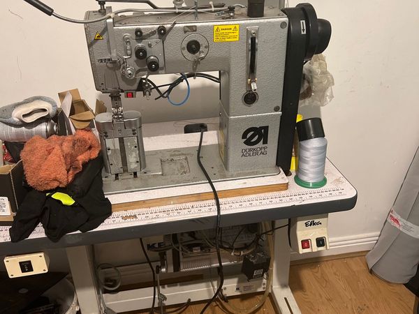 Industrial sewing machine walking foot post bed